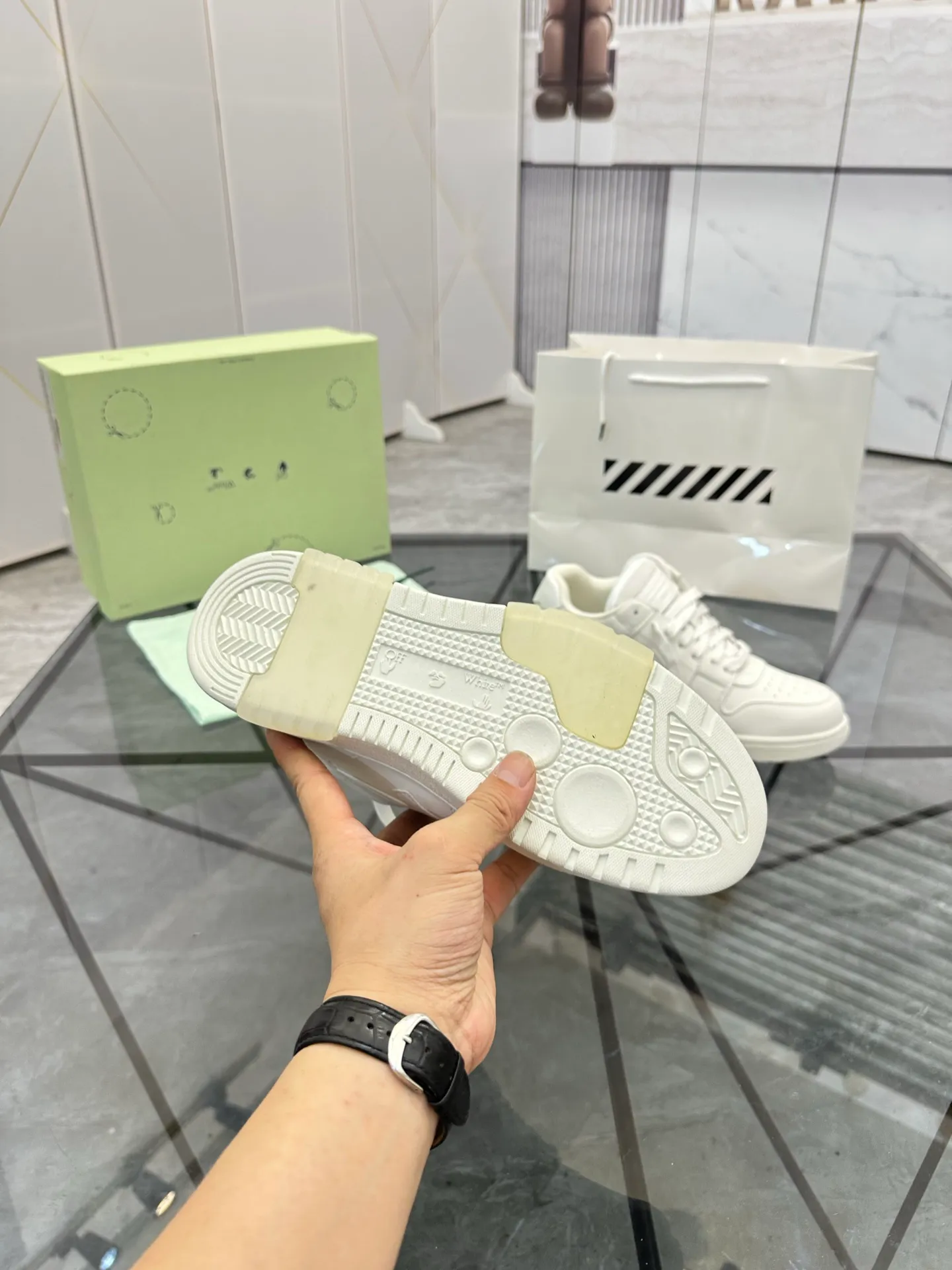 Selling men's shoes 💰: 💰P600¥ High-end top quality (leather buckle plus 10) Product trademark: OFF WHITE * "OFF WHITE*" low-top casual shoes Regular size: 35-45 (can be customized to 46) Couple style Product material: imported first-layer cowhide leather upper, breathable lining, original outsole. No.: H203